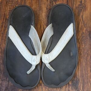 OluKai Women's Black and Cream Sandals